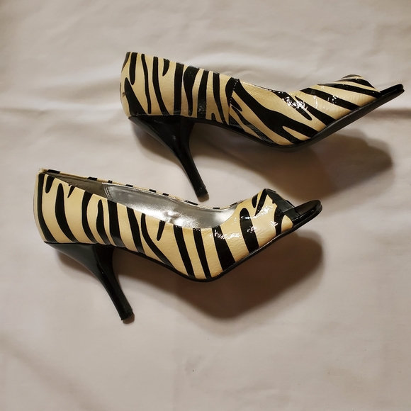 Women's Peep Toe Shoes - Picture 3 of 4